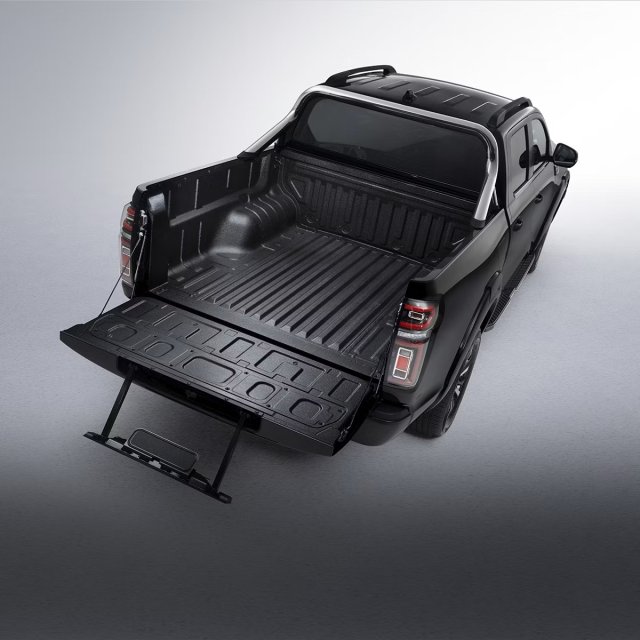 Бүлдіруге қарсы төзімді жабыны және артқы бортының жылжып шығатын басқышы бар жүк бөлімі